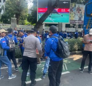 Polisi Bagikan 500 Duz Air Mineral Dan Permen Untuk Massa Buruh Di DPR