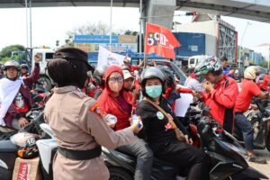 Aksi Humanis Polres Pelabuhan Tanjung Priok Bagikan Minum dan Roti Saat Buruh Rayakan May Day