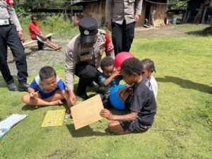 Polres Lanny Jaya Polda Papua Melalui Subsatgas Si Ipar Mengajar, Berikan Edukasi dan Himbauan Kamtibmas kepada Anak-Anak di Yokobak