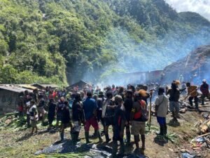 Polsek Tembagapura Polda Papua Tengah Laksanakan Pengamanan Acara Bakar Batu di Batu Besar Kimbeli Distrik Tembagapura