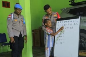 Polisi Jadi Pengajar Di Pelosok Negri, Ciptakan Keceriaan Belajar bagi Anak-anak Papua