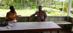 Lewat Sambang, Bhabinkamtibmas Polsek Bonggo Polda Papua Ajak Warga Wujudkan Kamtibmas Kondusif