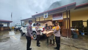 Polsek Tembagapura Polda Papua Tengah Berikan Bantuan Kepada Keluarga Duka di Kampung Utikini