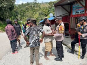 Antisipasi Gangguan Kamtibmas, Polres Tolikara Polda Papua Laksanakan Patroli Dan Sambang Warga