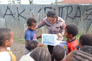 Polisi Humanis: Subsatgas Si-Ipar Operasi Rasaka Cartenz 2025 Edukasi Anak-anak di Rumah Pengungsi Masyarakat Yali-Wamena Kota, Jayawijaya