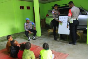 Satgas Si-Ipar Operasi Rasaka Cartenz dengan Semangat Ajar Anak-anak di Kabupaten Yalimo Belajar Membaca