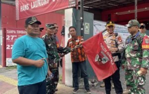 Polisi Tertibkan Ratusan Bendera Ormas di Jakpus