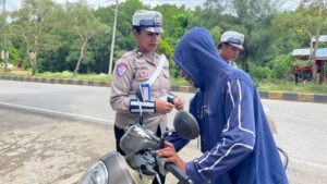 Ciptakan Kamseltibcarlantas, Srikandi Pinang Biru Ditlantas Polda Papua Gencar Laksanakan Patroli dan Imbauan