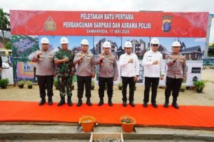 Hadiri Ground Breaking Asrama Polresta Samarinda, Kapolri Bagikan Sumur Bor-Sembako ke Warga