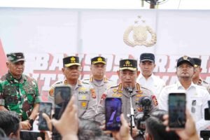 Hadiri Ground Breaking Asrama Polresta Samarinda, Kapolri Bagikan Sumur Bor-Sembako ke Warga