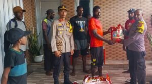 Polsek Mimika Barat Polda Papua Tengah Salurkan Tali Asih Kepada Masyarakat