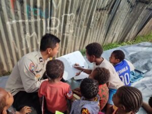 Sentuh Hati Anak-Anak, Ops Rasaka Cartenz 2025 Subsatgas Si-Ipar Polres Jayawijaya Gelar Kelas Edukasi Di Kampung Pikhe