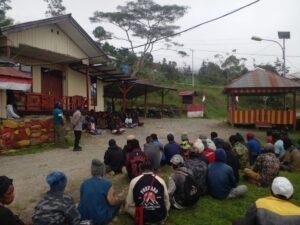 Polsek Karubaga Polda Papua Mediasi Pembayaran Denda Adat Kasus Kekerasan Dalam Rumah Tangga