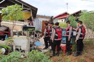 Polri Peduli Masyarakat: Personel Dit Samapta Polda Bengkulu Bantu Warga Bersihkan Rumah Roboh Pasca Gempa 6,3 SR
