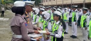Satlantas Polres Fakfak Berikan Penghargaan Kepada Anggota Pks di Smp Negeri 1 Fakfak