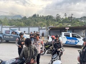 Patroli Sore, Polres Tolikara Polda Papua Ajak Warga Jaga Kamtibmas Dan Keselamatan Saat Beraktifitas