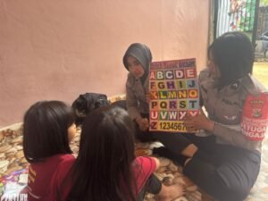 Masih Tentang Mencerdaskan Anak Bangsa, Si-Ipar Ajarkan Anak Didiknya