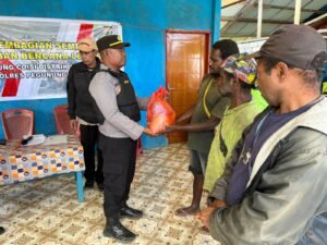 Polres Pegunungan Arfak Menyalurkan Bantuan Sosial Berupa Sembako Kepada Keluarga Korban Bencana Alam Tanah Longsor