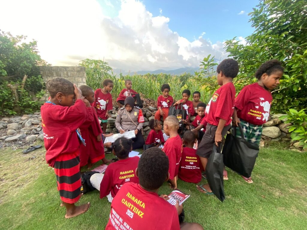 Subsatgas si-ipar polres jayapura gelar kegiatan pembelajaran bagi anak-anak dan mama-mama di kompleks bahtera hebron, sentani