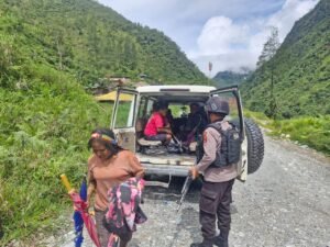 Personel Polsek Tembagapura Berikan Bantuan Pengantaran Bahan Makanan Untuk Keluarga Duka Di kampung Longsoran, Distrik Tembagapura