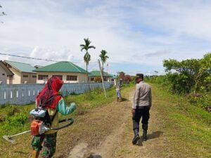 Peduli Kebersihan Lingkungan, Polsek Muara Tami Polda Papua Lakukan Kerja Bakti Pembersihan Halaman Sekolah
