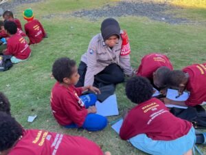 Satgas Si-Ipar Polres Jayapura Berikan Pembelajaran untuk Anak-anak di Komplek Bahtera Hebron Doyo Baru