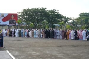 Polda Papua Barat Gelar Sholat Idul Adha di Mapolda Serta Bagikan Kurban Kepada Masyarakat & Personil