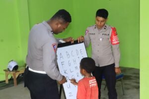 Polri Ajarkan Anak-anak Di Yalimo Membaca Melalui Program Rasaka