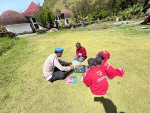 Polres Lanny Jaya – Subsatgas Si-ipar Operasi Rasaka Cartenz 2025 Ajarkan Huruf Dan Lambang Negara Kepada Anak-anak di Kampung Yokobak