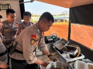 Polda Metro Jaya Buka Dapur Lapangan Bantu Pengungsi Kebakaran di Penjaringan
