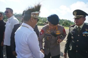 Kapolda Papua Barat Hadiri Penjemputan Menteri ESDM di Bandara Stenkol, Teluk Bintuni