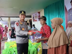 Sambut Hari Bhayangkara ke-79, Kapolda Kalteng Pimpin Bakti Kesehatan dan Serahkan Bansos untuk Petani di Gunung Mas