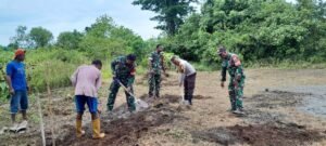 Bhabinkamtibmas Distrik Mantim Polda Papua Barat Bersama Masyarakat Olah Lahan Pertanian Dukung Program Ketahanan Pangan