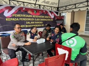 Polri Untuk Masyarakat, Biddokkes Polda Kalteng Gelar Bakti Kesehatan Beri Layanan Rikkes Gratis bagi Ojol