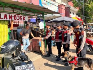 Polwan dan Unit Satwa K-9 Ditsamapta Laksanakan Patroli Dialogis di Sejumlah Titik Kota Jayapura