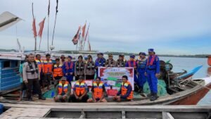 Dalam Rangka Hari Bhayangkara, Polres Dumai Layani Kesehatan Masyarakat di Atas Kapal