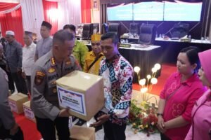 Peduli Warga, Kapolda Kalteng Berikan Bantuan Sosial Kepada Warga Saat Kunker ke Polres Barito Utara
