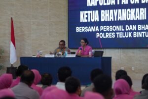 Kapolda Papua Barat Tekankan Pentingnya Etika Polri Kepada Bhayangkari di Teluk Bintuni