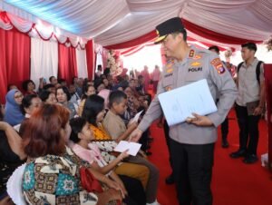 Saat Kunker di Polres Bartim, Kapolda Bersama Ketua Bhayangkari Daerah Kalteng Beri Tali Asih ke Personel yang Sakit, Warakawuri dan Masyarakat