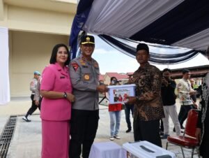 Polri Untuk Masyarakat, Kapolda Kalteng Pimpin Bakti Kesehatan Dan Berikan Bansos Saat Kunker Di Barsel