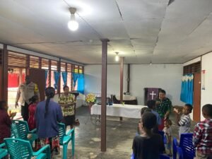 Sambangi Anak-anak Sekolah Minggu, Bhabinkamtibmas Polres Biak Polda Papua Bagikan Makanan Bergizi