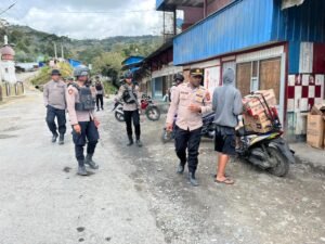 Laksanakan Patroli, Polres Tolikara Polda Papua Cek Keamanan Tempat Ibadah, Kios, Dan Perumahan Masyarakat