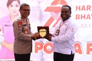 Wujud Kepedulian, Kapolda Papua Laksanakan Bakti Sosial di Kampung Enggros dalam Rangka Hari Bhayangkara ke-79