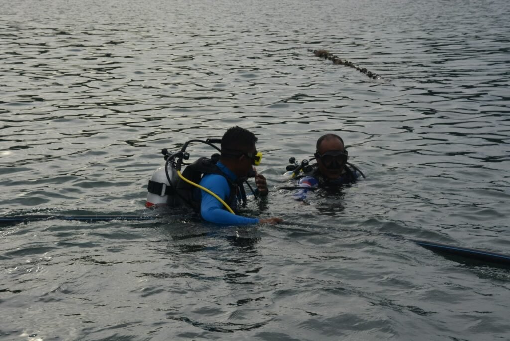 Polri Untuk Masyarakat, Direktorat Polairud Polda Papua, Pasang Pipa Bawa Laut ke Enggros