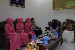 Kapolda Lampung Anjangsana ke Keluarga Briptu Anumerta Ghalib Surya Ganta dalam Rangka Hari Bhayangkara ke-79