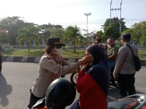 Peduli Dampak Erupsi Gunung Lewotobi, Polsek Alok Bagikan Masker kepada Warga di Sikka