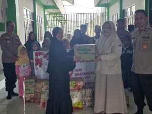 Jelang Hari Bhayangkara Ke-79, Biro SDM Polda Papua Barat Bakti Religi Serahkan Sembako Kepada Masyarakat