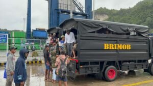 Brimob Polda Papua Bantu Penjemputan Ribuan Peserta Youth Camp GPDI 2025 di Jayapura