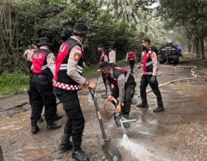Polri untuk Masyarakat, Gerak Cepat Polda NTT Bersihkan Lokasi Terdampak Erupsi Gunung Lewotobi Laki