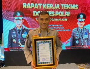 Biddokkes Polda Papua Barat Terima Dokkes Award dari Pusdokkes Polri di Rakernis 2025